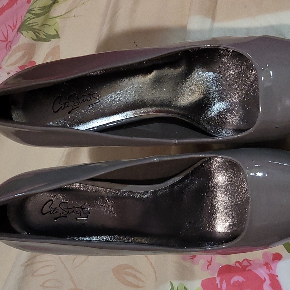 Shoe's - Picture 2 of 2